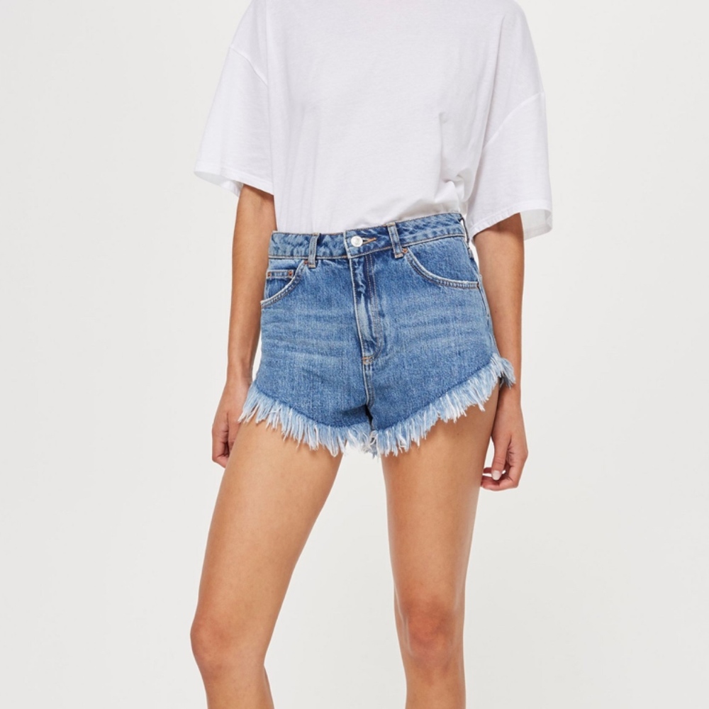 topshop: kiri frayed denim shorts ✰✰